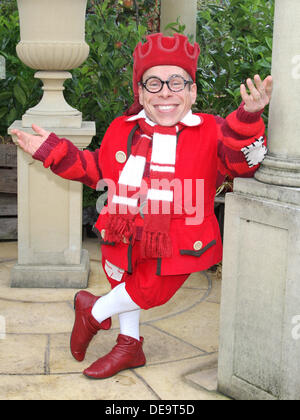 Milton Keynes, Regno Unito. Xiii Sep, 2013. Milton Keynes Theatre Pantomime Photocall a gelate Centro giardino, Woburn Sands, Milton Keynes con membri del cast Warwick Davis, Jennifer Ellison, Kate Stewart e Shaun Dalton. Questo anno di Panto apre venerdì 6 dicembre e termina domenica 12 gennaio 2014. © KEITH MAYHEW/Alamy Live News Foto Stock