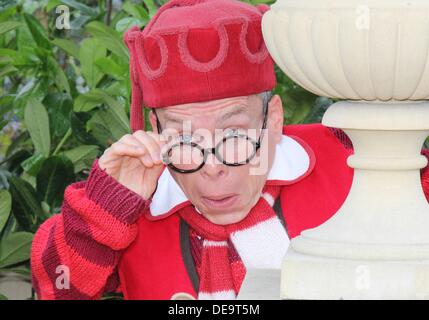 Milton Keynes, Regno Unito. Xiii Sep, 2013. Milton Keynes Theatre Pantomime Photocall a gelate Centro giardino, Woburn Sands, Milton Keynes con membri del cast Warwick Davis, Jennifer Ellison, Kate Stewart e Shaun Dalton. Questo anno di Panto apre venerdì 6 dicembre e termina domenica 12 gennaio 2014. © KEITH MAYHEW/Alamy Live News Foto Stock