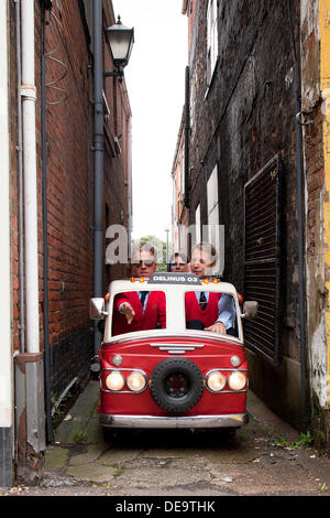 Great Yarmouth, Regno Unito. Xiv Sep, 2013. Piccoli taxi, pilotato dal duo olandese Delinus, porta i passeggeri fino vicolo in Great Yarmouth. Una delle attrazioni della città fuori annuale vi - Festival Internazionale del circo e arti di strada Credito: Adrian Buck/Alamy Live News Foto Stock