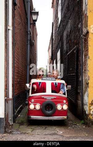 Great Yarmouth, Regno Unito. Xiv Sep, 2013. Piccoli taxi, pilotato dal duo olandese Delinus, porta i passeggeri fino vicolo in Great Yarmouth. Una delle attrazioni della città fuori annuale vi - Festival Internazionale del circo e arti di strada Credito: Adrian Buck/Alamy Live News Foto Stock