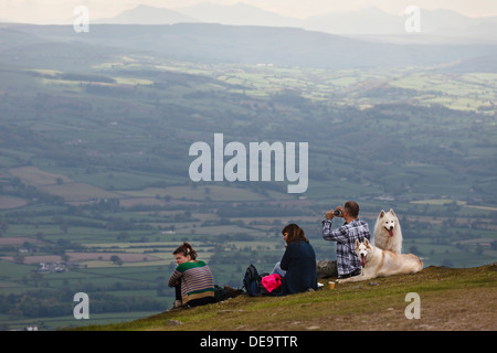 Famiglia ammirando la vista dalla Moel Famau, Clwydian Range, Denbighshire, Galles Foto Stock