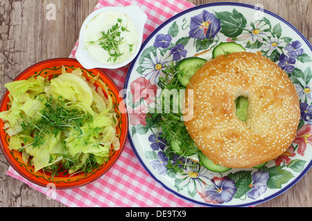 Bagel con formaggio cremoso, cetriolo e crescione con insalata verde Foto Stock