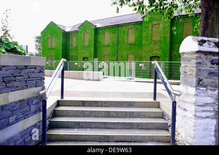 Ebrington Square, Derry, Londonderry, Irlanda del Nord, Regno Unito, 14 Sett. 2013. Un edificio storico e ex esercito britannico sposato trimestri è stata trasformata in una temporanea installazione d arte. Il dark facade di Cunningham edificio in Piazza Ebrington è stato ricoperto da milioni di sementi di erba da artista Dan Harvey e il suo partner Heather Ackroyd al numero. L'installazione, parte della città del Regno Unito la cultura del progetto, è aperta al pubblico dal 15 settembre al 27 ottobre 2013. Credito: George Sweeney / Alamy Live News. Credito: George Sweeney / Alamy Live News Foto Stock