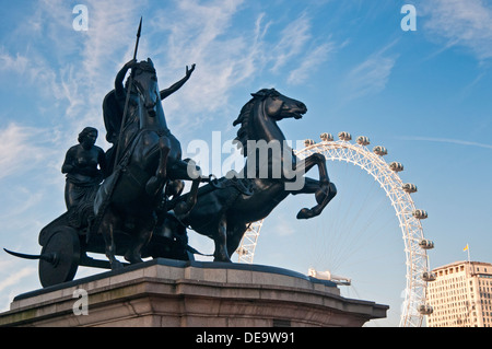 Statua della regina Boadicea nell'ombra del London Eye, Westminster, London, England, Regno Unito Foto Stock