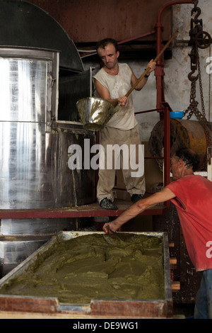 Rendendo olive soap a Patounis fabbrica di sapone di Corfù. Questo albergo a gestione familiare è stato avviato a partire dal 1850. Foto Stock