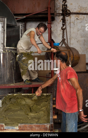 Rendendo olive soap a Patounis fabbrica di sapone di Corfù. Questo albergo a gestione familiare è stato avviato a partire dal 1850. Foto Stock
