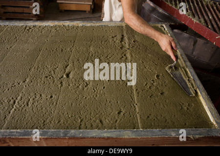 Rendendo olive soap a Patounis fabbrica di sapone di Corfù. Questo albergo a gestione familiare è stato avviato a partire dal 1850. Foto Stock
