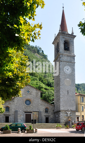 Italia - Lago di Como - Varenna - la piazza del paese - la chiesa e il campanile di una chiesa - la luce del sole e cielo blu Foto Stock