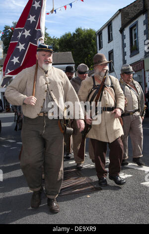 Ingleton, Regno Unito 14 Settembre, 2013. Unione soldati sfilando a Ingleton's Wild West Weekend con la guerra civile americana la società con storia viva visualizza e rievocazioni. Unione e i soldati confederati indossando le uniformi e che trasportano armi del periodo. Credito: Mar fotografico/Alamy Live News Foto Stock