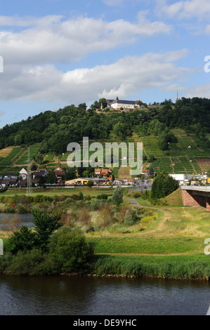 Visualizzare Kleinheubach verso Grossheubach e monastero di Engelberg, fiume Main, Baviera, Germania Foto Stock