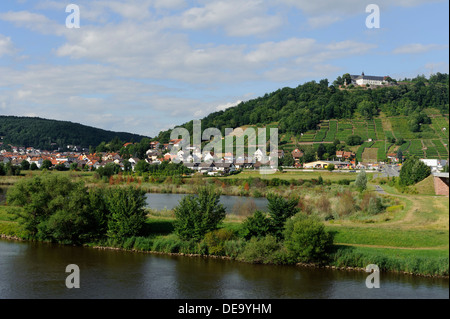 Visualizzare Kleinheubach verso Grossheubach e monastero di Engelberg, fiume Main, Baviera, Germania Foto Stock