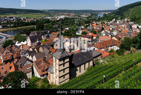 Klingenberg sul principale, vista da Clingenburg, tardo gotica chiesa di Saint Pancras (15.c.., torre 1617), in Baviera, Tedesco Foto Stock