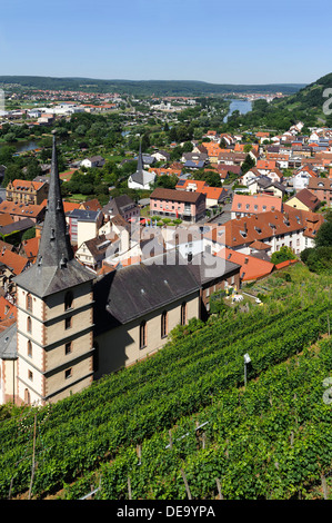 Klingenberg sul principale, vista da Clingenburg, tardo gotica chiesa di Saint Pancras (15.c.., torre 1617), in Baviera, Tedesco Foto Stock