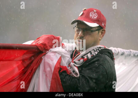 Mainz, Germania. Xiv Sep, 2013. A Mainz' helper team porta il suo banner dopo la Bundesliga tedesca match tra 1. FSV Mainz e FC Schalke 04 in Mainz, Germania, 14 settembre 2013. Magonza ha perso la partita con 0:1. Foto: Fredrik von Erichsen./dpa/Alamy Live News Foto Stock