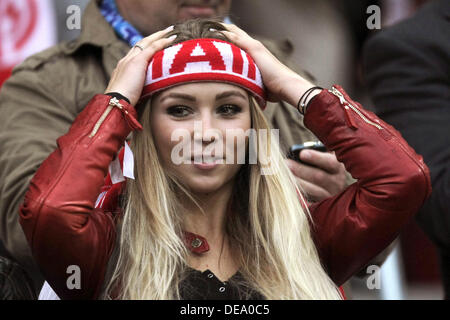 Mainz, Germania. Xiv Sep, 2013. Una femmina di fan di Magonza prima Bundesliga tedesca match tra 1. FSV Mainz 05 e FC Schalke 04 in Mainz, Germania, 14 settembre 2013. Magonza ha perso la partita con 0:1. Phgoto: Fredrik von Erichsen Credito: dpa/Alamy Live News Foto Stock