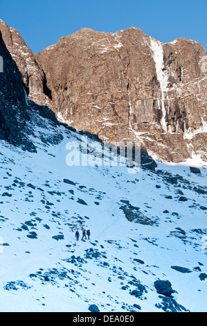 Tre i camminatori escursionismo in the Devils Kitchen in inverno, Cwm Idwal, Snowdonia National Park, North Wales, Regno Unito Foto Stock