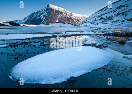 La formazione di ghiaccio in Llyn Idwal, Cwm Idwal, Ogwen Valley, Snowdonia National Park, North Wales, Regno Unito Foto Stock