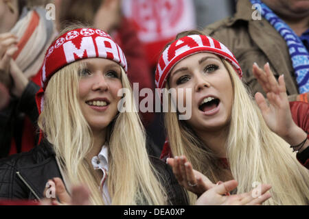 Mainz, Germania. Xiv Sep, 2013. Due Mainz' fan prima Bundesliga tedesca match tra 1.FSV Mainz 05 e FC Schalke 04 in Mainz, Germania, 14 settembre 2013. Foto: Fredrik von Erichsen/dpa/Alamy Live News Foto Stock