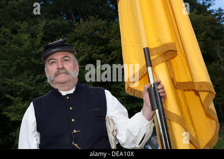 Ingleton, Regno Unito 14 Settembre, 2013. Alan Shatford 2a U.S. L'artiglieria (2a U.S. L'artiglieria guadagnato il rispetto per il suo coraggio focoso e acume militare da entrambi i lati durante la guerra civile-Confederati nicknaming "il gatto selvatico batteria) a Ingleton's Wild West Weekend con la guerra civile americana la società con storia viva visualizza e rievocazioni. Unione e i soldati confederati indossando le uniformi e che trasportano armi del periodo. Credito: Mar fotografico/Alamy Live News Foto Stock