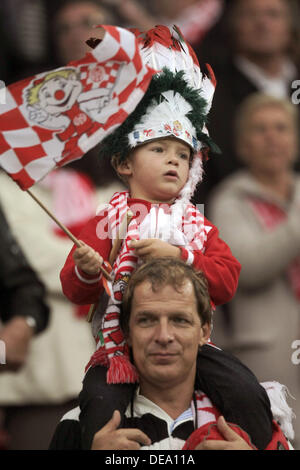 Mainz, Germania. Xiv Sep, 2013. Una piccola ventola e suo padre celebrare Prima Bundesliga tedesca match tra 1. FSV Mainz 05 e FC Schalke 04 in Mainz, Germania, 14 settembre 2013. Magonza ha perso la partita con 0:1. Foto: Fredrik von Erichsen/dpa/Alamy Live News Foto Stock