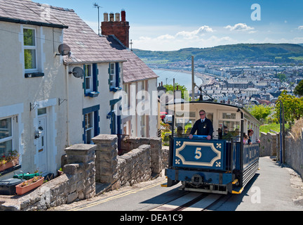 Un Great Orme tram Tram arrampicata sulle colline sopra lungomare di Llandudno, Llandudno, Galles del Nord, Regno Unito Foto Stock