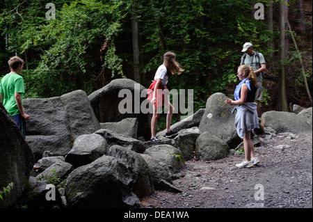 I visitatori a Felsenmeer (Mare di rocce) vicino Lautertal-Reichenbach nella foresta di odi, Hesse, Germania Foto Stock