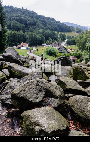 I visitatori a Felsenmeer (Mare di rocce) vicino Lautertal-Reichenbach nella foresta di odi, Hesse, Germania Foto Stock