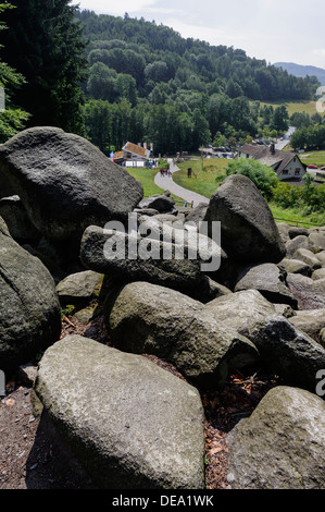 I visitatori a Felsenmeer (Mare di rocce) vicino Lautertal-Reichenbach nella foresta di odi, Hesse, Germania Foto Stock
