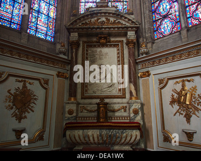 All'interno della cattedrale di Amiens, patrimonio dell'umanità dell'UNESCO in Francia, i visitatori possono ammirare la sua splendida architettura gotica, le imponenti colonne, le vetrate colorate e le intricate sculture. Foto Stock