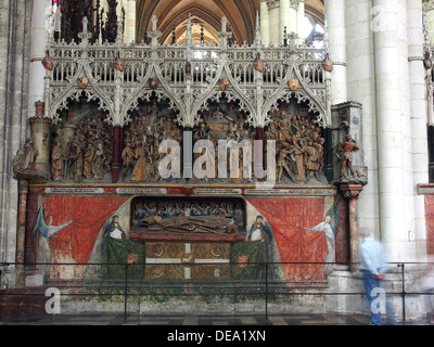 Una vista dell'interno della Cattedrale di Amiens, che mostra la sua splendida architettura gotica e le grandi vetrate colorate. Foto Stock