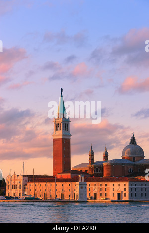 Sunrise a Venezia con la vista dalla Piazza San Marco verso San Giorgio Maggiore Foto Stock