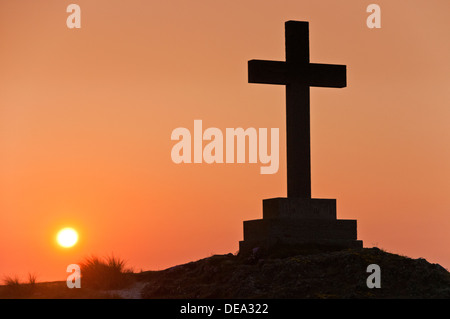 St Dwynwen la Croce di pietra di Sunrise, Llanddwyn Island, Newborough, Anglesey, Galles del Nord Foto Stock