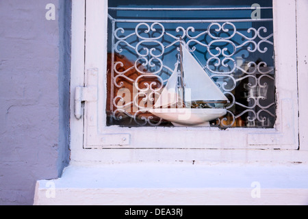 Legno di nave a vela nella finestra di una casa a Svaneke su Bornholm, finestra di Danimarca Foto Stock