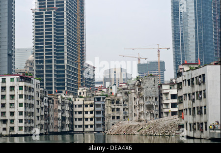 Xian Cun villaggio ed a sfondo alcuni degli edifici più alti di Guangzhou Liede, in costruzione. Foto Stock