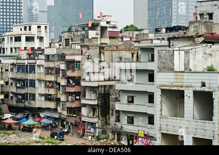 Xian Cun villaggio ed a sfondo alcuni degli edifici più alti di Guangzhou Liede, in costruzione. Foto Stock