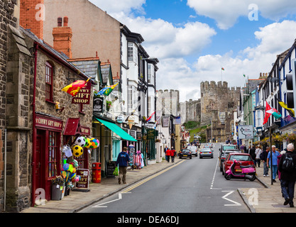 Visualizza in basso Castle Street verso Conwy Castle, Conwy, Galles del Nord, Regno Unito Foto Stock