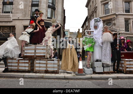 Londra, Regno Unito. Xiv Sett 2013. Cult Fashion TV intercettato LFW SS14 continuare a Regent Street. Il gruppo sta protestando contro il Consiglio britannico LFW dicendo che la settimana della moda è solo per le élite. © Vedere Li/Alamy Live News Foto Stock