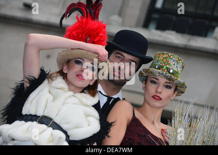 Londra, Regno Unito. Xiv Sett 2013. Cult Fashion TV intercettato LFW SS14 continuare a Regent Street. Il gruppo sta protestando contro il Consiglio britannico LFW dicendo che la settimana della moda è solo per le élite. © Vedere Li/Alamy Live News Foto Stock