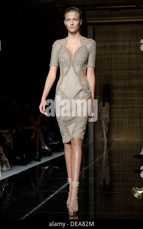 Un modello indossa un design creato da Julien Macdonald durante la London Fashion Week Primavera/Estate 2014. Foto Stock