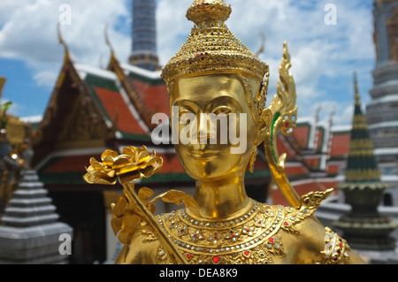 Oro kinnon statua al Wat Phra Kaew, Bangkok in Thailandia Foto Stock