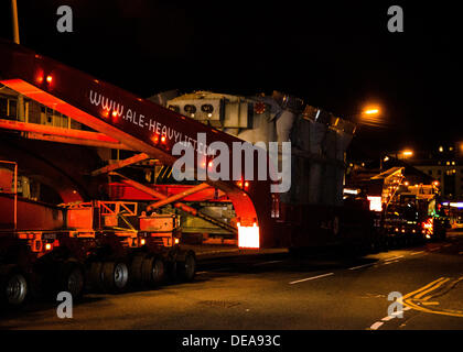 Glasgow, Scotland, Regno Unito. Xiv Sep, 2013. Trasporto di 175t del trasformatore ad alta tensione attraverso le strade da specialista del trasportatore ALE-Heavylift. Il viaggio per il dock ha preso 2 notti, XIII e XIV Settembre 2013. Visto qui la seconda notte su Nelson St a 23:16hrs © Graham Eva/Alamy Live News © Graham Eva/Alamy Live News Foto Stock