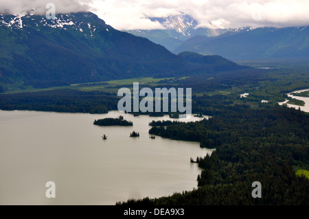 AK alaska alaskan nuvole juneau foresta di montagna lago di montagna all'aperto al di fuori del fiume estate 2011 alberi ad albero acqua Foto Stock