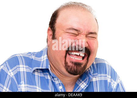 Ritratto di una mezza età Caucasian barbuto uomo felice ridendo forte, isolati su sfondo bianco Foto Stock