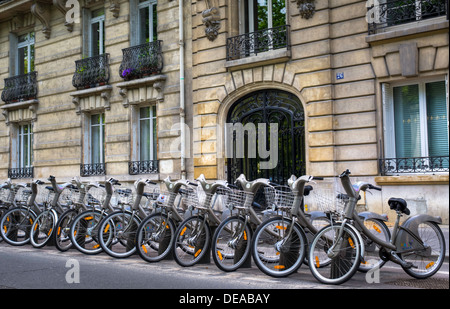 Le biciclette in affitto a Parigi, Francia. Foto Stock