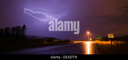 Lo scoppio di un fulmine su una solitaria autostrada sulla rampa nella valle Nisquallly Foto Stock