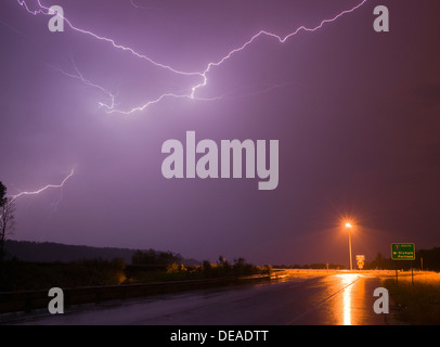 Lo scoppio di un fulmine su una solitaria autostrada sulla rampa nella valle Nisquallly Foto Stock