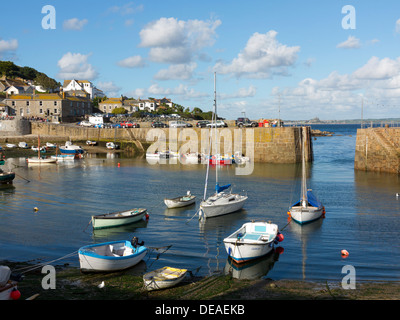 Barche nel porto di Mousehole, Cornwall Inghilterra. Foto Stock