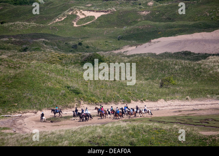 Equitazione Percorsi per Pony lungo le dune di sabbia vicino al fiume Ogmore Merthyr Mawr Warren Bridgend County South Wales UK Foto Stock