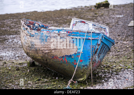 Vecchia barca da pesca giacente sul letto di ghiaia di un fiume, nella contea di Galway, Repubblica di Irlanda, Europa Foto Stock