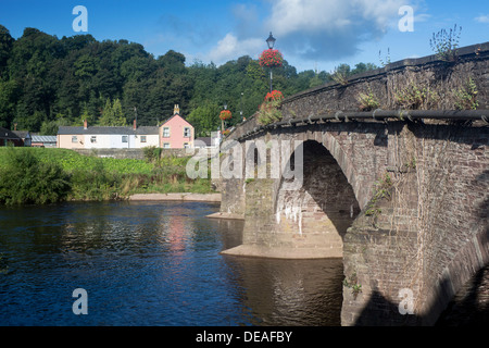 Ad arcate in pietra ponte sopra il fiume Usk Usk Brynbuga Monmouthshire South East Wales UK Foto Stock